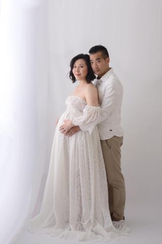 Pregnant woman with husband in photo shoot in London